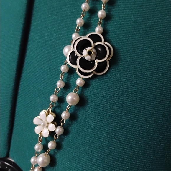 Pearl & Flower Necklace with Hair Accessory Costume Jewelry in White Black Gold - Picture 5 of 14